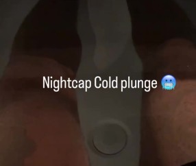 保养身体！詹姆斯晒睡前泡冷水浴：不过灯光有点像在闹鬼